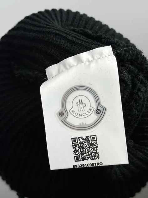 Шапка Moncler с прорезиненным логотипом в черном цвете, One size (универсальный размер), Унисекс. - Фото 5 Шапка Moncler с прорезиненным логотипом в черном цвете, One size (универсальный размер), Унисекс. - изображение 5