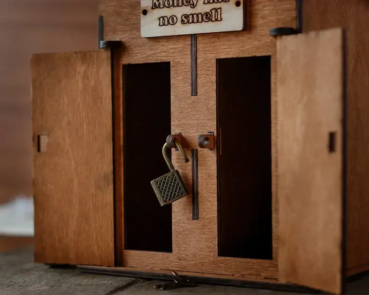 Копилка-туалет The Frame Depot деревянная 18х14х11 см Светло-коричневый (piggy_bank) - Фото 2 Копилка-туалет The Frame Depot деревянная 18х14х11 см Светло-коричневый (piggy_bank) - изображение 2