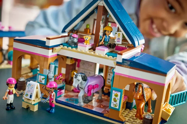 Конструктор LEGO Friends Конюшня и академия верховой езды 735 деталей (42688) - изображение 10