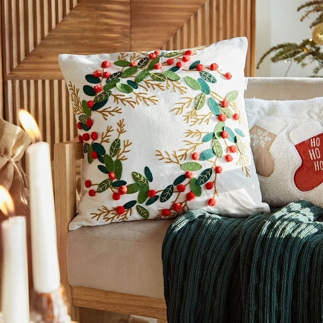 Poszewka Homla Fosti z haftowanym wiankiem 45 x 45 cm (5904183862798) - obraz 5