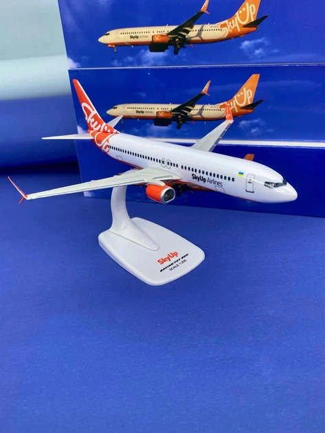 Модель самолета SkyUP Скайап Boeing 737-800 1:200 – игрушки с