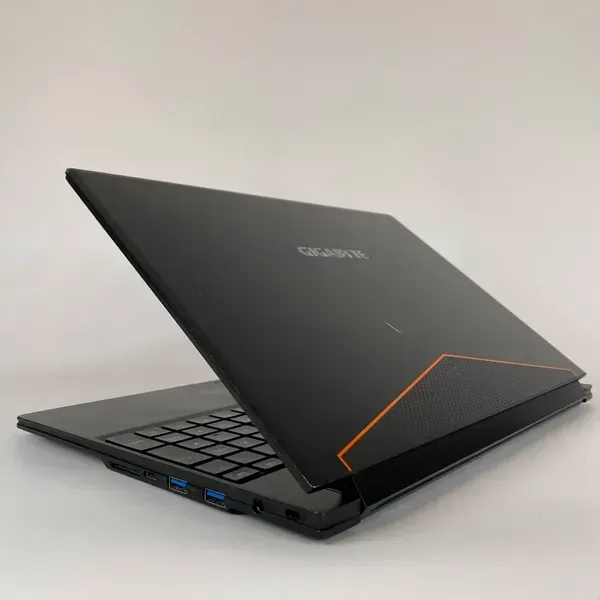 Ігровий ноутбук Gigabyte Aero 15 P65 / 15.6" (1920x1080) IPS / Intel Core i7-7700HQ (4 (8) ядра по 2.8 - 3.8 GHz) / 16 GB DDR4 / 512 GB SSD / nVidia GeForce GTX 1060, 6 GB GDDR5, 192-bit / USB Type-C / HDMI б/в - Фото 7 Ігровий ноутбук Gigabyte Aero 15 P65 / 15.6" (1920x1080) IPS / Intel Core i7-7700HQ (4 (8) ядра по 2.8 - 3.8 GHz) / 16 GB DDR4 / 512 GB SSD / nVidia GeForce GTX 1060, 6 GB GDDR5, 192-bit / USB Type-C / HDMI б/в - зображення 7