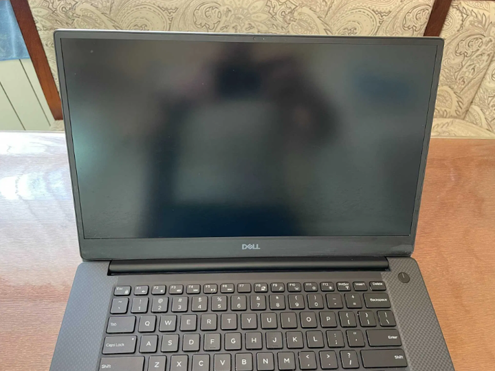 Игровой ноутбук Dell XPS 9570 / 15.6" (1920x1080) IPS / Intel Core i7-8750H (6 (12) ядер по 2.2 - 4.1 GHz) / 16 GB DDR4 / 256 GB SSD / nVidia GeForce GTX 1050 Ti, 4 GB GDDR5, 128-bit / WebCam б/у - Фото 6 Игровой ноутбук Dell XPS 9570 / 15.6" (1920x1080) IPS / Intel Core i7-8750H (6 (12) ядер по 2.2 - 4.1 GHz) / 16 GB DDR4 / 256 GB SSD / nVidia GeForce GTX 1050 Ti, 4 GB GDDR5, 128-bit / WebCam б/у - изображение 6