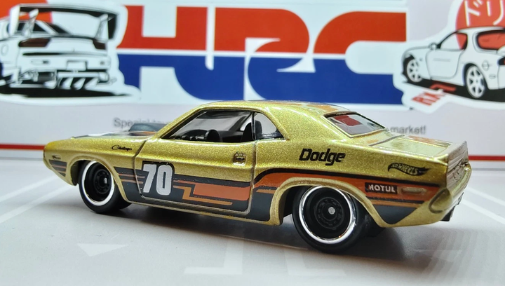 Машинка Базова Hot Wheels '70 Dodge Hemi Challenger Nightspeed 1:64 JJJ07 Gold - зображення 5