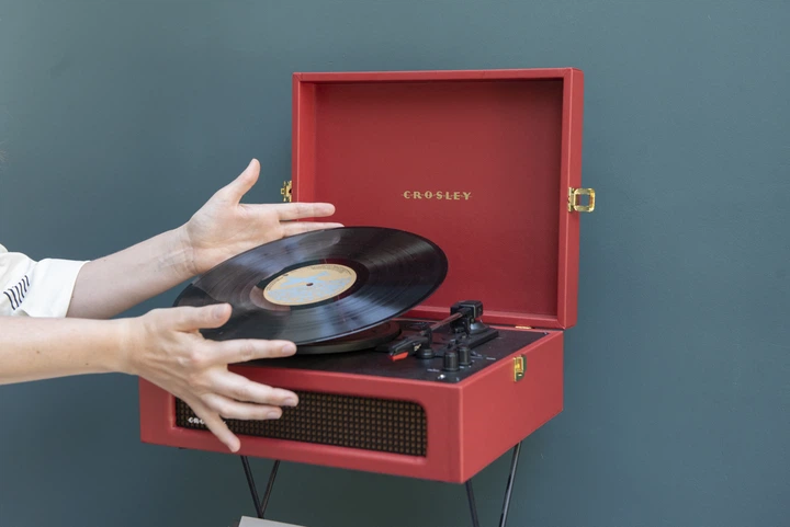 Виниловый проигрыватель Crosley Voyager Plus Red (Bluetooth Out) - изображение 3