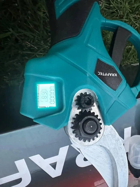 Аккумуляторный садовый набор 3в1 Krafftec 42 V с секатором, мини-пилой и телескопической штангой до 2,7 метра для обрезки деревьев и ухода за садом - изображение 3
