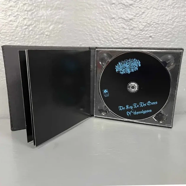 Аудіо CD Mistigo Varggoth Darkestra - The Key To The Gates Of Apocalypses (Mediabook) - Фото 2 Аудіо CD Mistigo Varggoth Darkestra - The Key To The Gates Of Apocalypses (Mediabook) - изображение 2