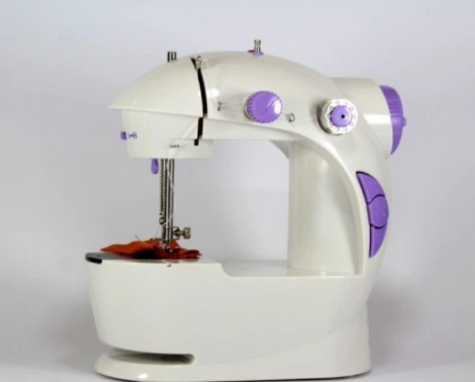 Мини швейная машинка 4 в 1 с педалью и адаптером Mini Sewing Machine FHSM 201 белая - Фото 4 Мини швейная машинка 4 в 1 с педалью и адаптером Mini Sewing Machine FHSM 201 белая - изображение 4