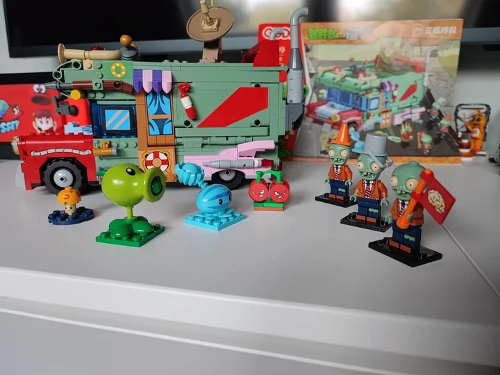Великий Конструктор 3в1 933 деталі, 7 фігурок Plants vs Zombies GUDI 60009 “Фургон Crazy Dave / Supply-Truck” Рослини проти Зомбі - зображення 7