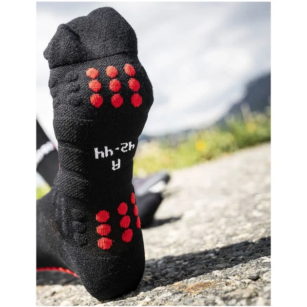 Термозащитные бесшовные зимние носки для бега Compressport Pro Racing Socks Winter Run Black/high risk red XL (100078637) - Фото 4 Термозащитные бесшовные зимние носки для бега Compressport Pro Racing Socks Winter Run Black/high risk red XL (100078637) - изображение 4