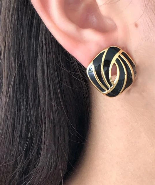 Сережки універсальні Ромби jewelry Золотисті - чорні - Фото 6 Сережки універсальні Ромби jewelry Золотисті - чорні - зображення 6