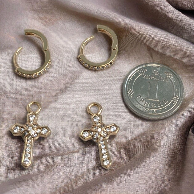 Сережки-кільця з підвіскою Хрестик ажурний в камінчиках Xuping медичне золото 1х2 см - Фото 3 Сережки-кільця з підвіскою Хрестик ажурний в камінчиках Xuping медичне золото 1х2 см - зображення 3
