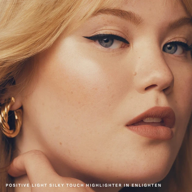 Хайлайтер Rare Beauty by Selena Gomez Positive Light Silky Touch Highlighter оттенок Enlighten 2.8 г - изображение 3