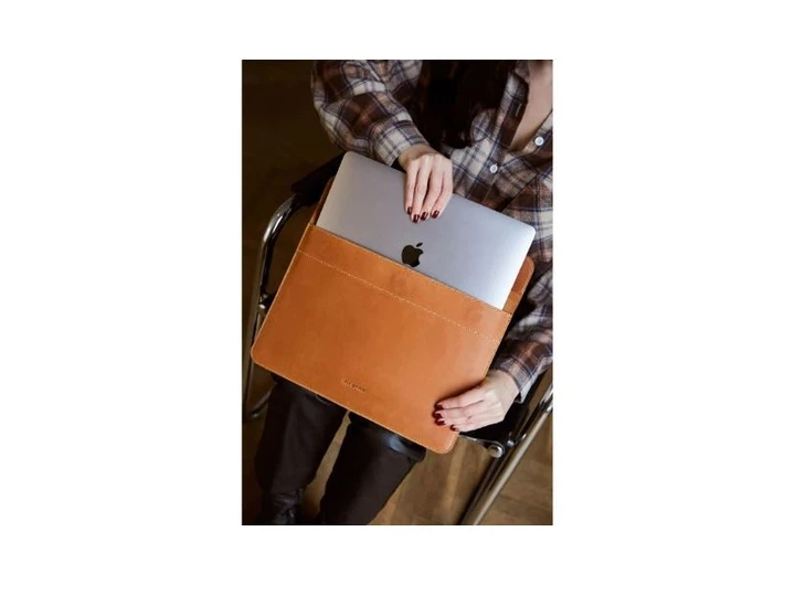 Чохол для ноутбука InCarne Klouz MacBook Pro 14 2021-2025 (Вінтажний) Коньяк (klouz-cognac-vintage-pro-14) - Фото 6 Чохол для ноутбука InCarne Klouz MacBook Pro 14 2021-2025 (Вінтажний) Коньяк (klouz-cognac-vintage-pro-14) - зображення 6