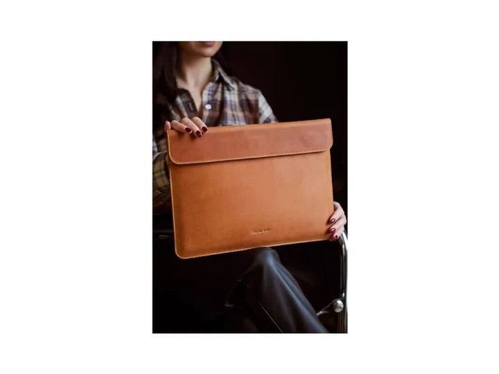Чохол для ноутбука InCarne Klouz MacBook Pro 14 2021-2025 (Вінтажний) Коньяк (klouz-cognac-vintage-pro-14) - Фото 7 Чохол для ноутбука InCarne Klouz MacBook Pro 14 2021-2025 (Вінтажний) Коньяк (klouz-cognac-vintage-pro-14) - зображення 7