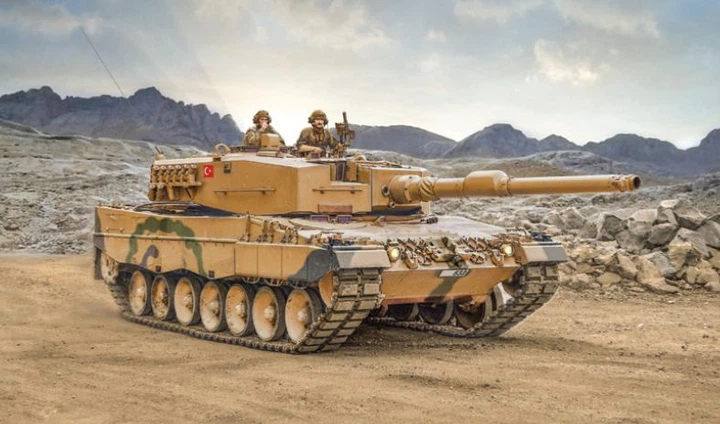 Збірна модель 1:35 танк "Леопард" Leopard 2A4 Italeri 6559 - зображення 2