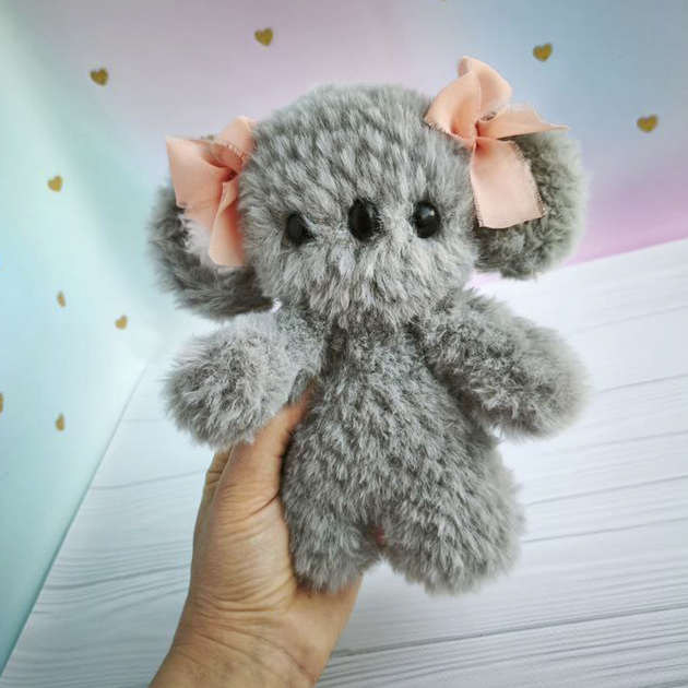 Вязаная мягкая игрушка Коала 18 см — ручная работа из меховой пряжи - Фото 1 Вязаная мягкая игрушка Коала 18 см — ручная работа из меховой пряжи - изображение 1