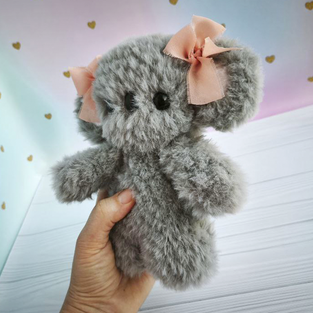 Вязаная мягкая игрушка Коала 18 см — ручная работа из меховой пряжи - Фото 2 Вязаная мягкая игрушка Коала 18 см — ручная работа из меховой пряжи - изображение 2