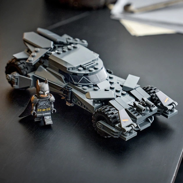 Zestaw klocków LEGO Super Heroes Batmobil z filmu Batman v Superman 220 elementów (76331) - obraz 4
