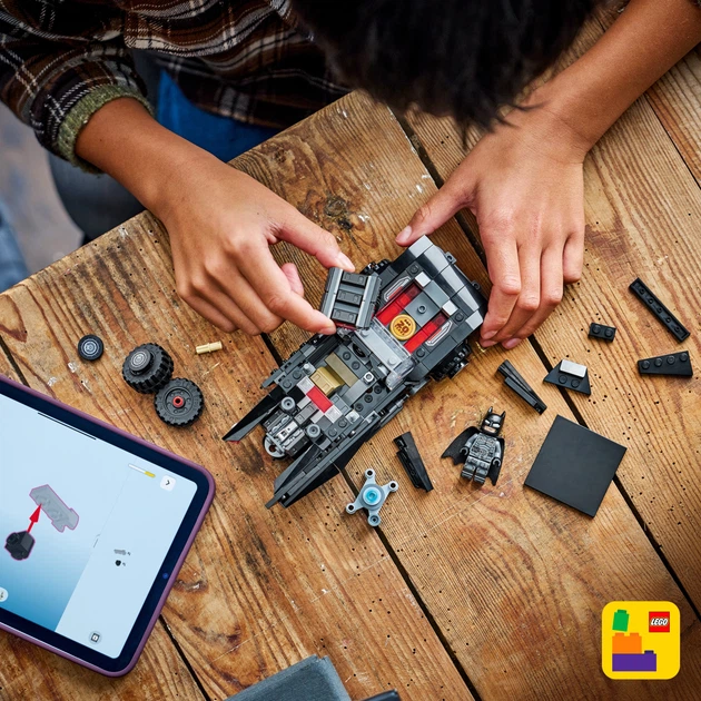 Zestaw klocków LEGO Super Heroes Batmobil z filmu Batman 330 elementów (76332) - obraz 8
