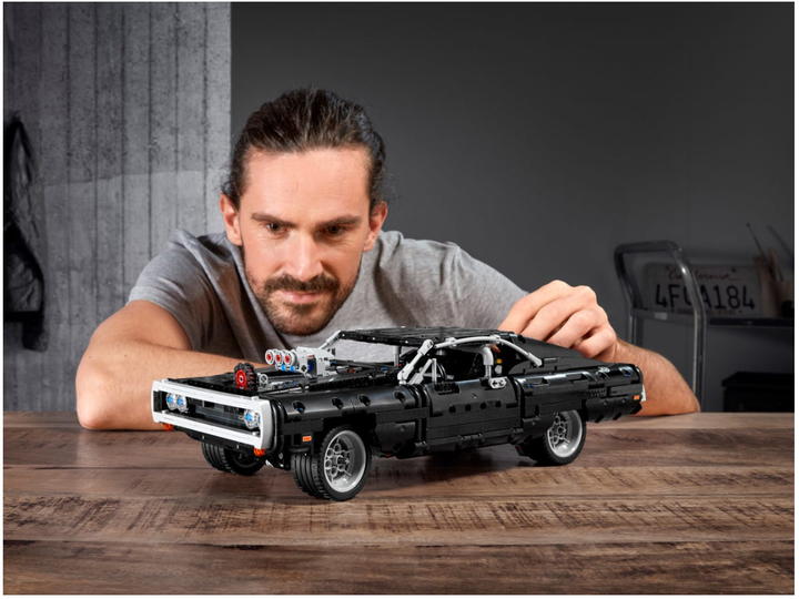 Конструктор LEGO Technic Dom's Dodge Charger (42111) [78499] - изображение 10