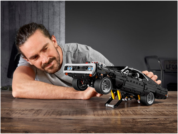 Конструктор LEGO Technic Dom's Dodge Charger (42111) [78499] - изображение 12