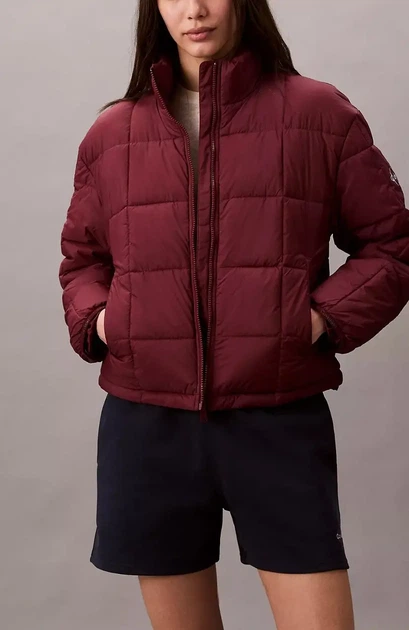 Жіноча пухова куртка Calvin Klein без капюшона S бордова - Фото 1 Жіноча пухова куртка Calvin Klein без капюшона S бордова - зображення 1