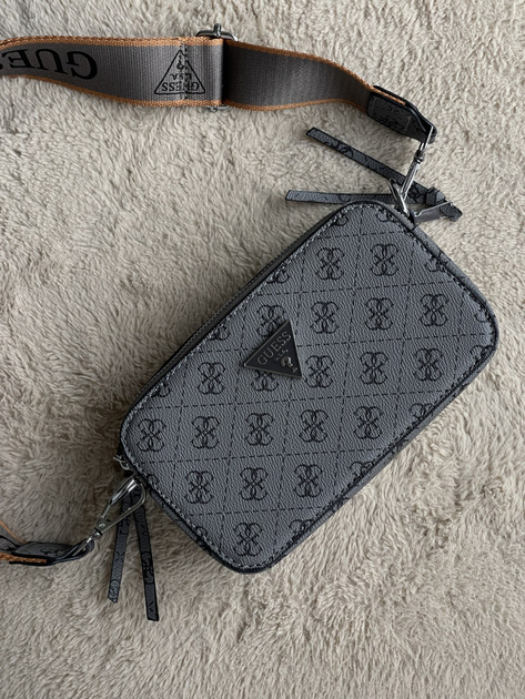 Жіноча сумка Guess еко-шкіра 2 відділення ремінь 130 см сіра 21×13×8,5 см (LUX1102) - Фото 1 Жіноча сумка Guess еко-шкіра 2 відділення ремінь 130 см сіра 21×13×8,5 см (LUX1102) - зображення 1