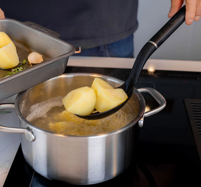 Ложка для сервировки с прорезями KitchenAid Classic 34 см черная (KHH004OHOBEG) - изображение 2