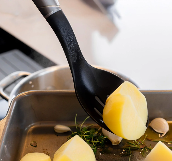 Ложка для сервировки с прорезями KitchenAid Classic 34 см черная (KHH004OHOBEG) - изображение 3
