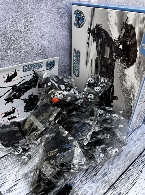 Конструктор SWAT Anti-Riot Force 1251 деталей вертоліт та човен для тактичних ігор 63x36x16 см - Фото 7 Конструктор SWAT Anti-Riot Force 1251 деталей вертоліт та човен для тактичних ігор 63x36x16 см - зображення 7