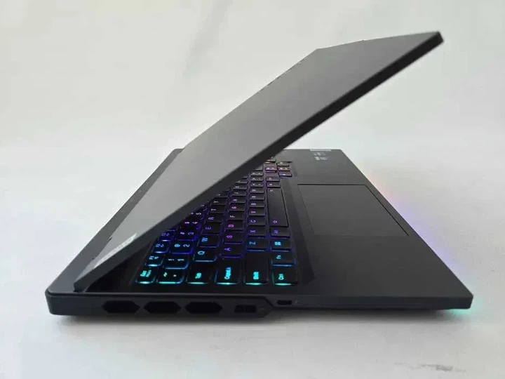 Ноутбук Lenovo LEGION 7 PRO (2024) I9 14900HX/RTX 4090/RAM 16GB/SSD 1TB/240Hz Б\В - Б/В - зображення 6