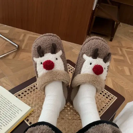 Теплющі капці для дому із зображенням оленя 38-39 Капучино - Фото 1 Теплющі капці для дому із зображенням оленя 38-39 Капучино - зображення 1