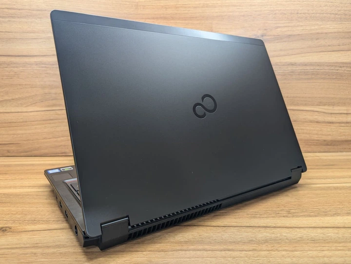 Мобильная рабочая станция Б-класс:Fujitsu Celsius H780 / 15.6
