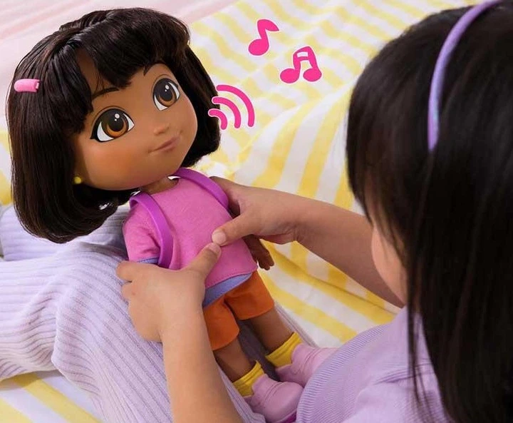 Lalka podstawowa Spin Master Dora śpiewaj i odkrywaj (mówi po grecku) (6073359)(681147072879) - obraz 4