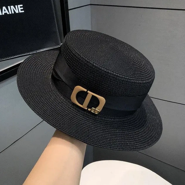 Вишуканий капелюх зі стрічкою та декоративною пряжкою "CD" Чорний - Фото 1 Вишуканий капелюх зі стрічкою та декоративною пряжкою "CD" Чорний - зображення 1