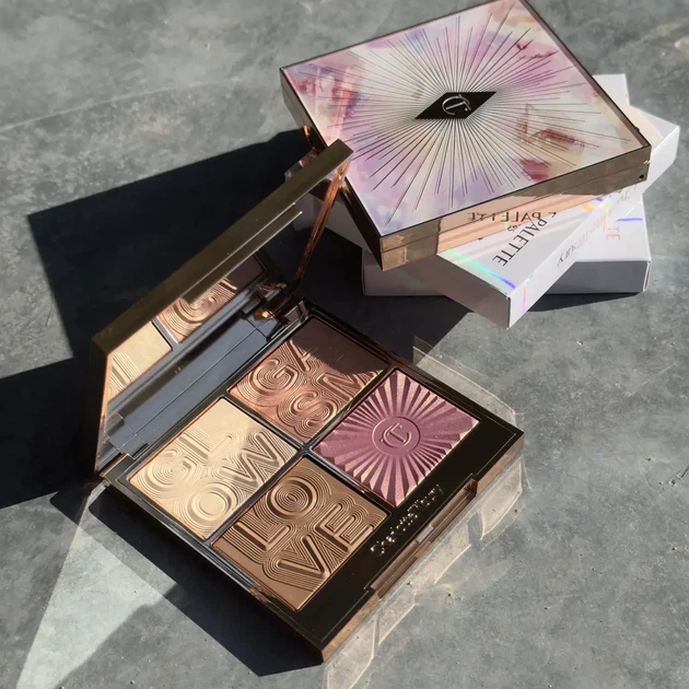 Палетка для макияжа: хайлайтер + румяна + бронзер Charlotte Tilbury Glowgasm Face Palette Lightgasm 15.2 г - Фото 3 Палетка для макияжа: хайлайтер + румяна + бронзер Charlotte Tilbury Glowgasm Face Palette Lightgasm 15.2 г - изображение 3