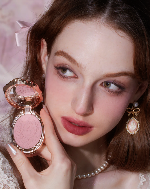Румяна Flower Knows (Флавер Ноуз) Strawberry Rococo Embossed Blush — стойкий естественный румянец, 5 г, оттенок 03 Classic Ballet - изображение 3