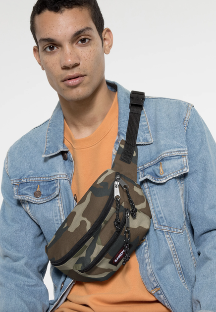 Сумка через плечо/на пояс Eastpak Doggy Bag 3L EK073 в камуфляжном цвете. - изображение 2