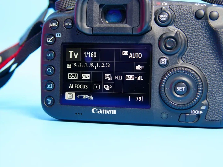 Дзеркальний фотоапарат Canon EOS 7D Mark II - зображення 9