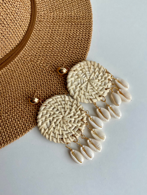 Сережки плетенные из ротанга с ракушками D.Hats молочного цвета - изображение 5