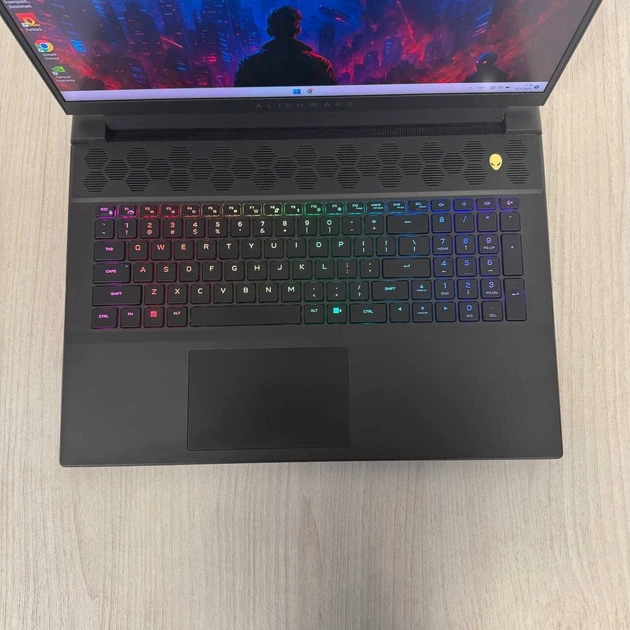 Ігровий ноутбук Dell Alienware m18 R1 / 18" (2560x1600) IPS / Intel Core i9-13900HX (24 (32) ядра по 2,2 - 5,4 ГГц) / 32 ГБ DDR5 / 1000 ГБ SSD NVMe / nVidia GeForce RTX 4080, 12 ГБ GDDR6, 192-біт / Веб-камера б/в - зображення 5