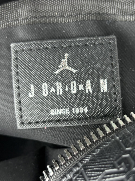 Сумка через плечо Jordan Monogram в черном цвете. - Фото 4 Сумка через плечо Jordan Monogram в черном цвете. - изображение 4