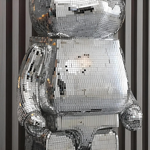 Фигурка Bearbrick серебряного цвета на подставке SUPREME 155 см. Дизайнерская игрушка Беарбрик. Фигурка Be@rbrick - Фото 4 Фигурка Bearbrick серебряного цвета на подставке SUPREME 155 см. Дизайнерская игрушка Беарбрик. Фигурка Be@rbrick - изображение 4