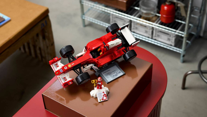 Конструктор Lego Ferrari F2004 and Michael Schumacher Icons 11375 - зображення 9