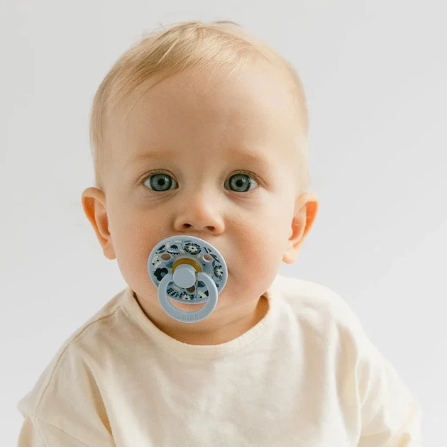 Соска BIBS x LIBERTY 6-18 m Colour 2 Pack Bobo - Dusty Blue Mix, 2 шт - Фото 3 Соска BIBS x LIBERTY 6-18 m Colour 2 Pack Bobo - Dusty Blue Mix, 2 шт - изображение 3