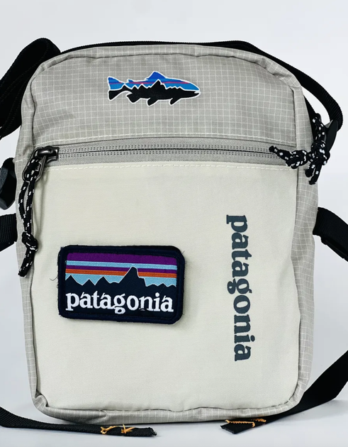 Водонепроникна сумка через плече зі зйомним патчем Patagonia у сірому кольорі. - зображення 5