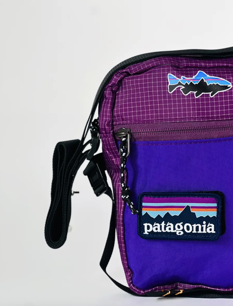 Водонепроникна сумка через плече зі зйомним патчем Patagonia у фіолетовому кольорі. - зображення 4