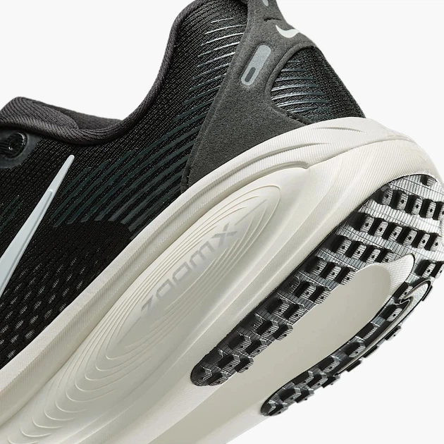 Жіночі кросівки для бігу Nike W Vomero 18 HM6804-005 36.5 (6US) Чорні (197863393810) - зображення 8