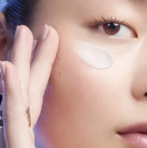 Крем-филлер для кожи вокруг глаз с эффектом лифтинга Lancome Renergie Yeux 5 ml. - Фото 3 Крем-филлер для кожи вокруг глаз с эффектом лифтинга Lancome Renergie Yeux 5 ml. - изображение 3